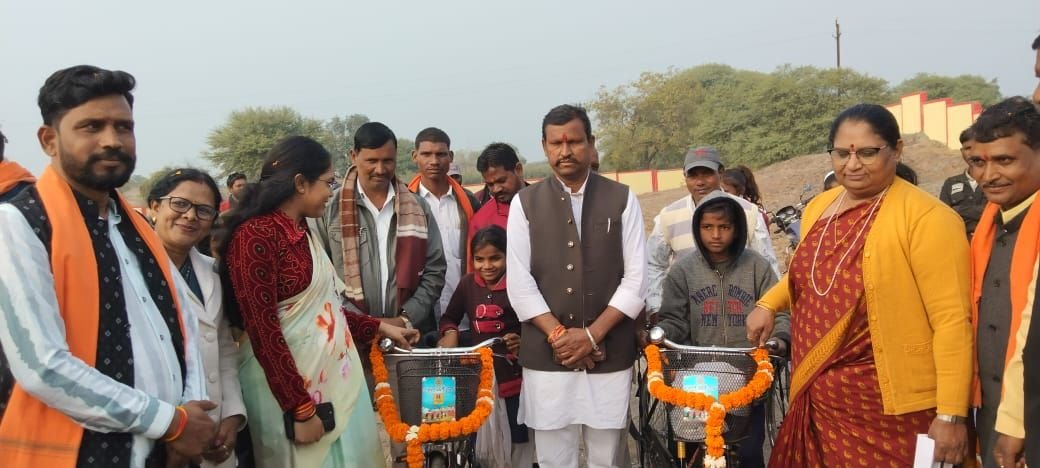 करवड़ शासकीय उच्चतर माध्यमिक विद्यालय में निशुल्क साइकिल वितरण समारोह संपन्न 3 img 20250117 wa00121875461867768086003