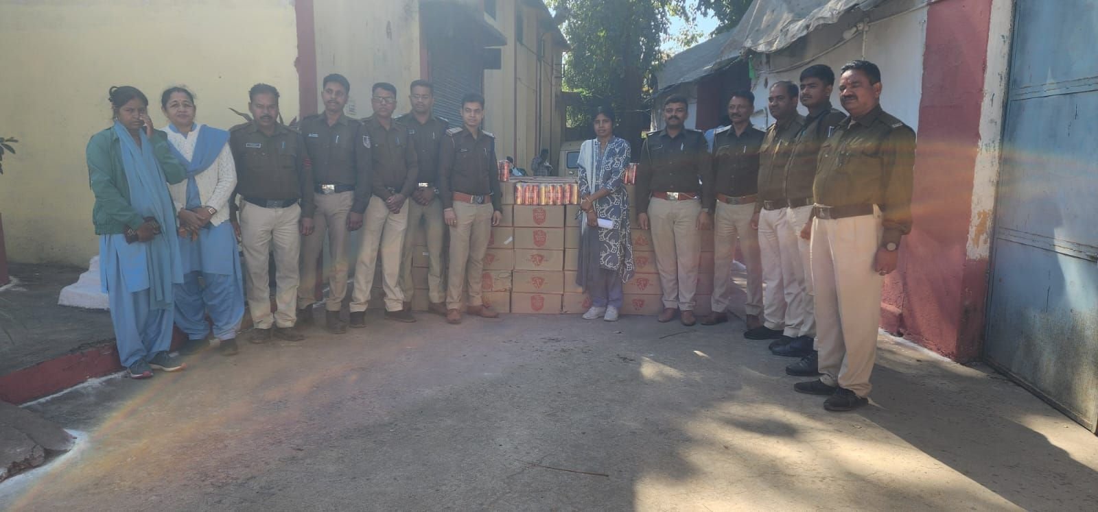 झाबुआ में 9 लाख रुपये से ज्यादा की अवैध शराब जब्त 4 img 20250130 wa00068407579948875286900