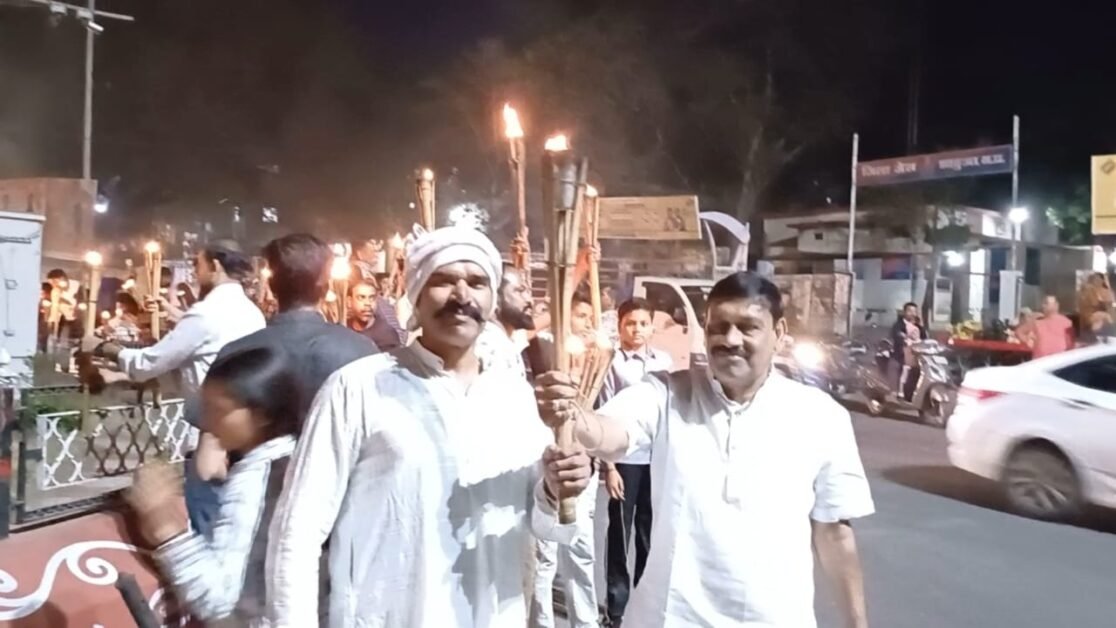 वीर चंद्रशेखर आज़ाद की पुण्यतिथि पर झाबुआ में निकला मशाल जुलूस 1 WhatsApp Image 2025 02 27 at 20.57.58