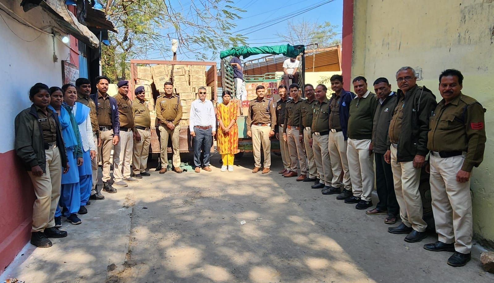 झाबुआ: आबकारी विभाग की बड़ी कार्रवाई, दो वाहनों से 12 लाख की अवैध शराब जब्त 10 img 20250209 wa00086149553923934152293