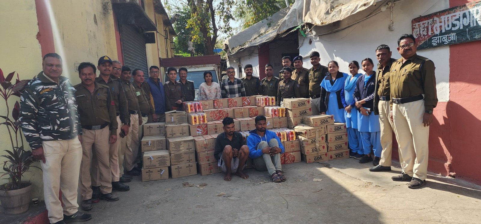 झाबुआ: आबकारी विभाग की बड़ी कार्रवाई, 6 लाख से ज्यादा की अवैध शराब जब्त 11 img 20250221 wa00044043252601060524449