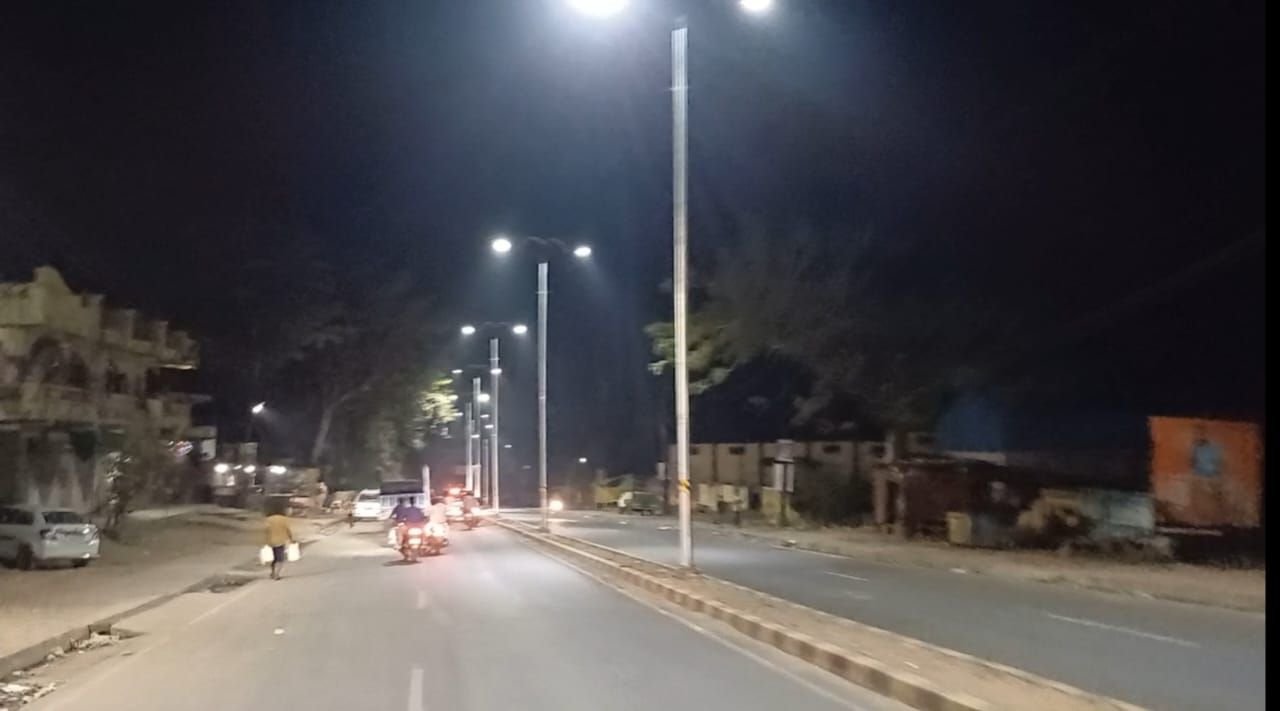 दुधिया रोशनी से नहाई उत्कृष्ट सड़क,झाबुआ की संस्कृति का प्रतीक बने स्ट्रीट पोल 10 img 20250223 wa00001418614162260897848