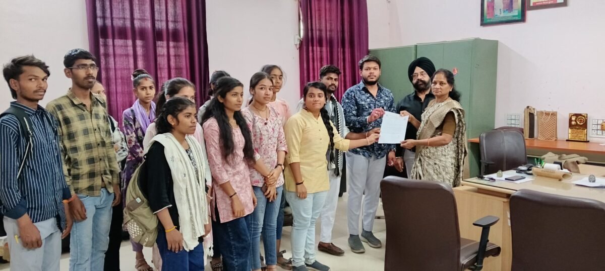 PG कॉलेज में अव्यवस्थाओं पर भड़की ABVP, कहा- 'कौन कहेगा ये एक्सीलेंस कॉलेज है । 5 a8ee3bd4 0e99 44d3 a269 6a7eabcdda01 scaled e1742218396660