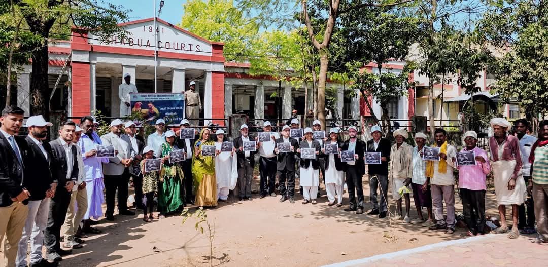 विश्व गौरेया दिवस पर झाबुआ जिला न्यायालय में पक्षियों के लिए लगाए गए सकोरे 1 fb img 17424691585382286862208300595543