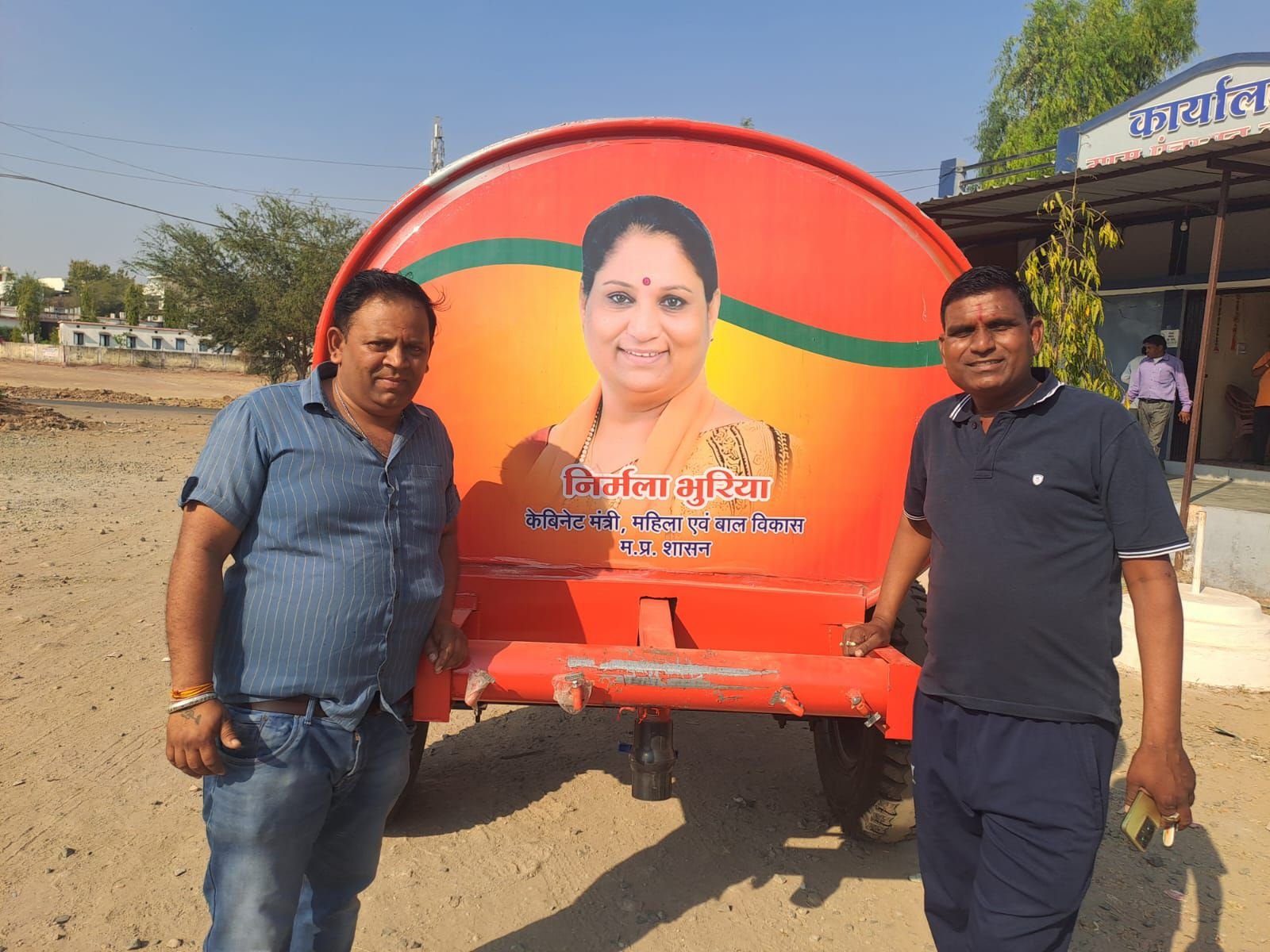 गर्मी में राहत: मंत्री निर्मला भूरिया ने करवड़ गंगाखेड़ी पंचायत को दिए पानी के टैंकर 7 img 20250313 wa00075997537768013253358