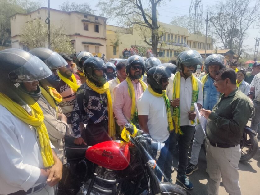 झाबुआ: जयस ने निकाली वाहन रैली, हेलमेट अनिवार्यता को लेकर तहसीलदार को सौंपा ज्ञापन 1 img 20250325 wa00474334706558053620676