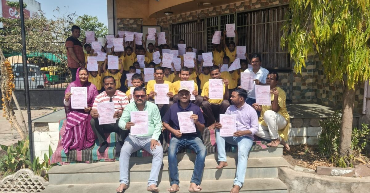 गुड़ी पड़वा पर झाबुआ में भव्य आयोजन की तैयारी, दिव्यांग बच्चों से आमंत्रण पत्र विमोचित 1 img 20250325 wa00693470976253059639673