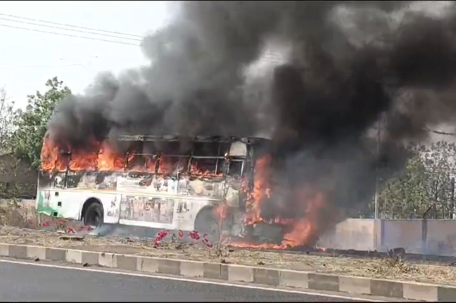 झाबुआ से इंदौर जा रही चलती चार्टर्ड बस में लगी आग 5 screenshot 20250312 215718 gallery5089128049231605264