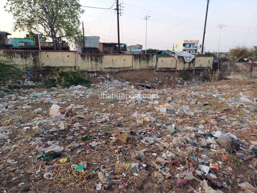 झाबुआ साप्ताहिक हाट बाजार में अव्यवस्थाओं का अंबार, व्यापारियों और ग्राहकों की बढ़ती परेशानियां 2 20250413 1830337389745214360780742