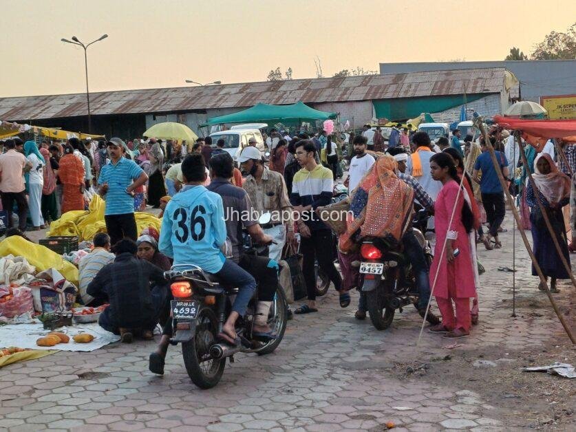 झाबुआ साप्ताहिक हाट बाजार में अव्यवस्थाओं का अंबार, व्यापारियों और ग्राहकों की बढ़ती परेशानियां 1 20250413 1830436190382523461296782