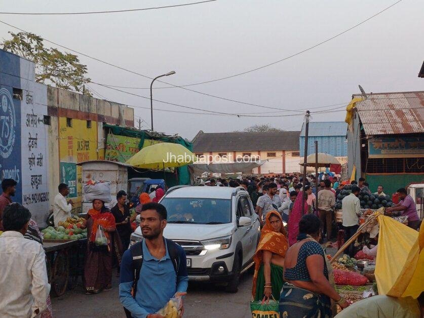 झाबुआ साप्ताहिक हाट बाजार में अव्यवस्थाओं का अंबार, व्यापारियों और ग्राहकों की बढ़ती परेशानियां 4 20250413 1840056032609900104462282