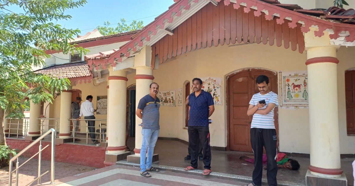 झाबुआ रेलवे आरक्षण केंद्र पर नहीं है वैकल्पिक बिजली व्यवस्था, नहीं हो सके तत्काल टिकट बुक 1 20250419 1059398135541939181927262