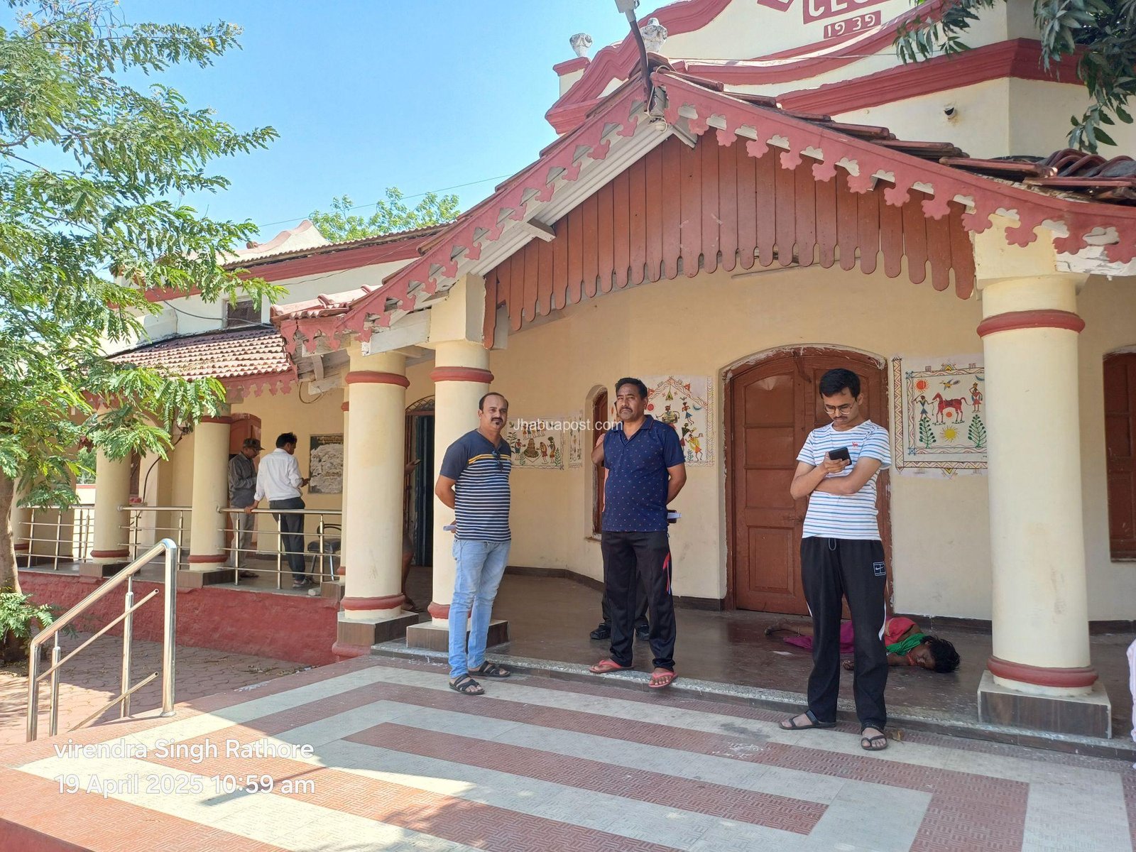 झाबुआ रेलवे आरक्षण केंद्र पर नहीं है वैकल्पिक बिजली व्यवस्था, नहीं हो सके तत्काल टिकट बुक 2 20250419 1059398135541939181927262