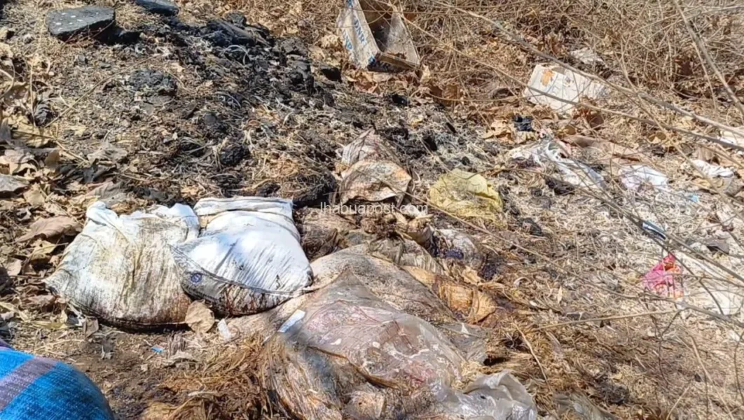 झाबुआ में खुले में मांस विक्रय और सड़क किनारे फेंका जा रहा बॉयो वेस्ट, प्रशासन बना मूकदर्शक 1 WhatsApp Image 2025 04 09 at 18.14.11 e1744208076586