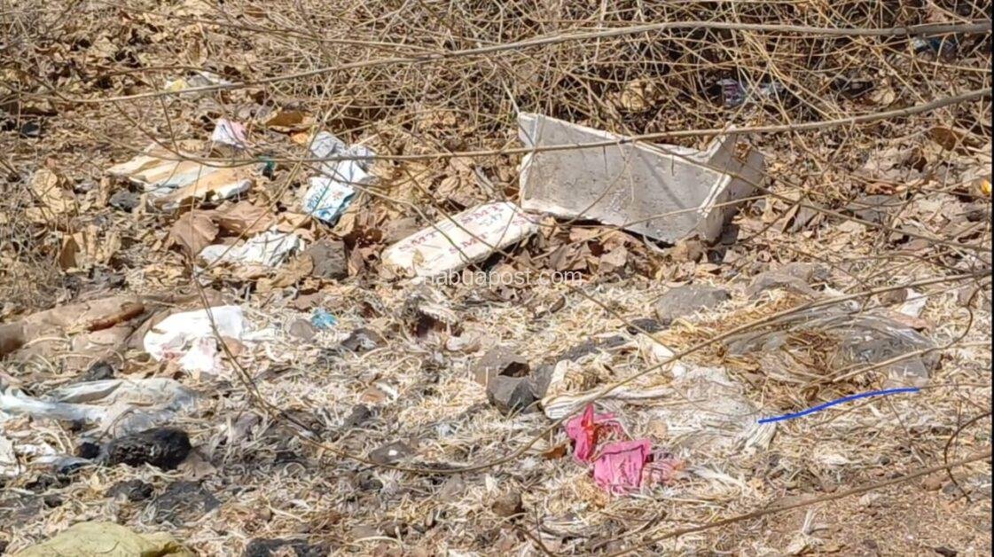 झाबुआ में खुले में मांस विक्रय और सड़क किनारे फेंका जा रहा बॉयो वेस्ट, प्रशासन बना मूकदर्शक 2 झाबुआ में खुले में मांस विक्रय और सड़क किनारे फेंका जा रहा बॉयो वेस्ट, प्रशासन बना मूकदर्शक