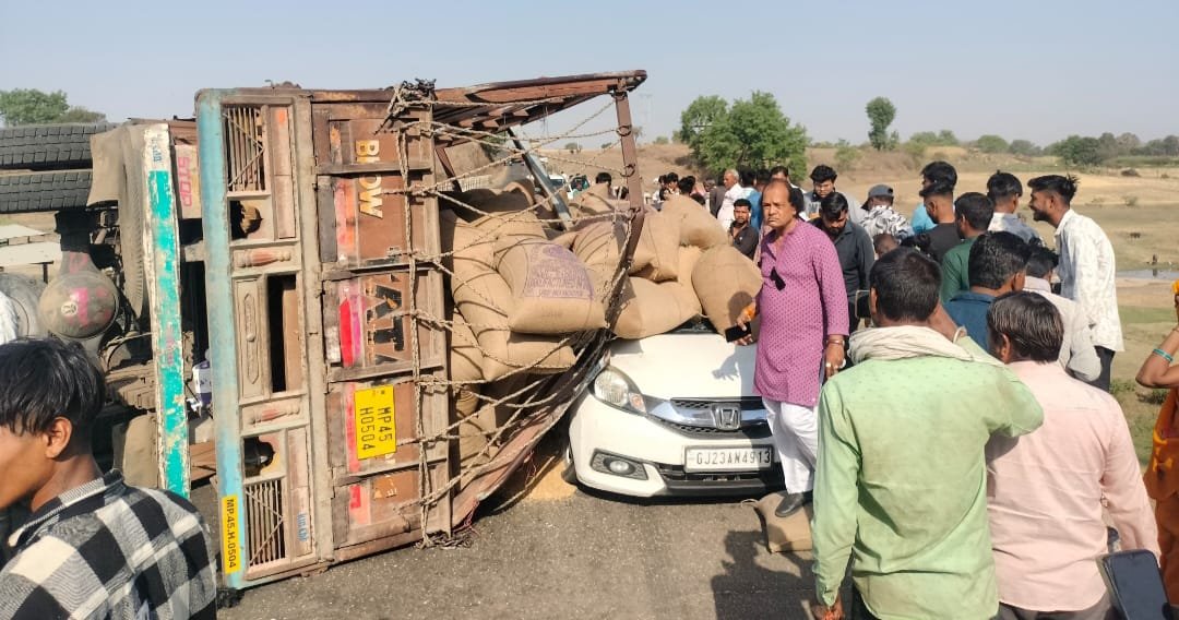 बड़ा हादसा टला-कार पर गिरी बोरियां