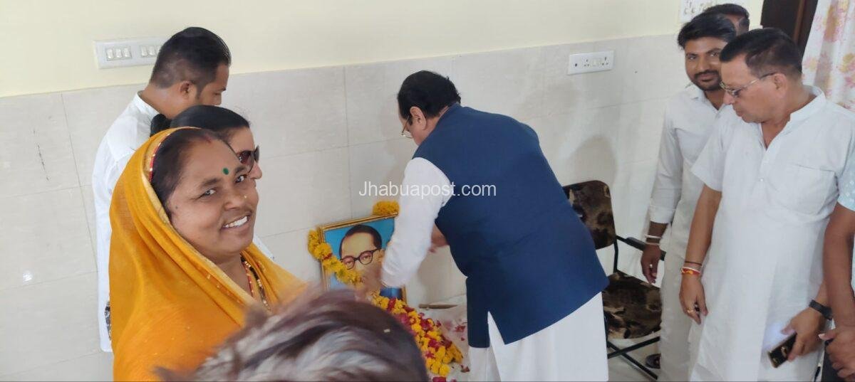 डॉ भीमराव अंबेडकर जयंती पर जिला कांग्रेस ने दी श्रद्धांजलि, कहा - बाबा साहब के बताए रास्ते पर चलना ही सच्ची सेवा 1 img 20250414 wa00216319722343420461738