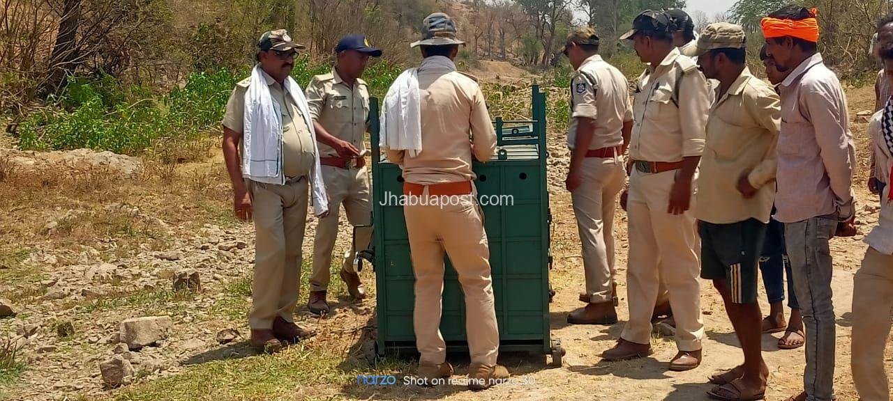 तेंदुआ पकड़ने के लिए वन विभाग ने लगाया पिंजरा, तीन ग्रामीणों पर कर चुका है हमला 7 img 20250415 wa00685054422151932153828