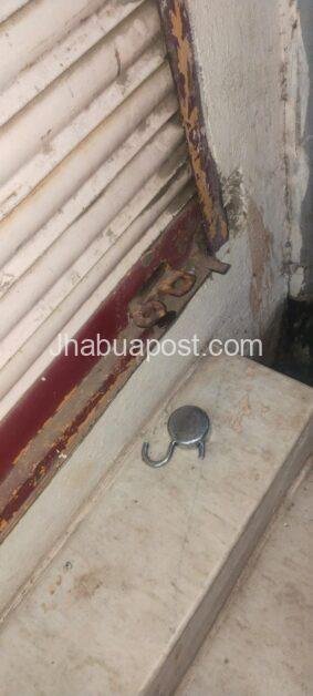 झाबुआ शहर के बीचों-बीच ज्वेलर्स की दुकान में चोरी, पुलिस गश्ती पर उठे सवाल 1 img 20250416 wa00022614461053413125624