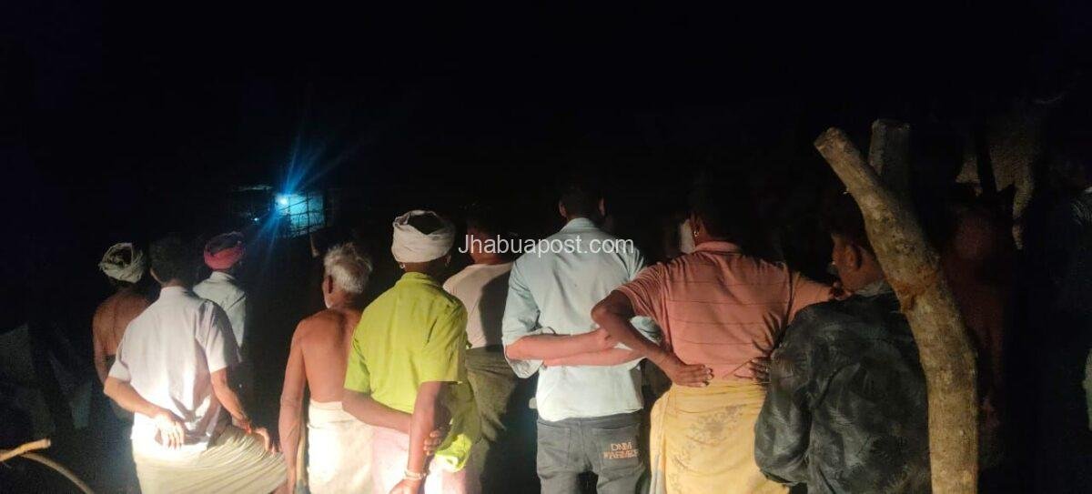 आग से मकान खाक, बुजुर्ग और बच्ची को ग्रामीणों ने बचाया, बकरी-बकरा झुलसे 1 img 20250419 wa00507752991383849200970