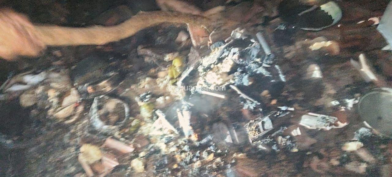 आग से मकान खाक, बुजुर्ग और बच्ची को ग्रामीणों ने बचाया, बकरी-बकरा झुलसे 9 img 20250419 wa00615793808184813923298