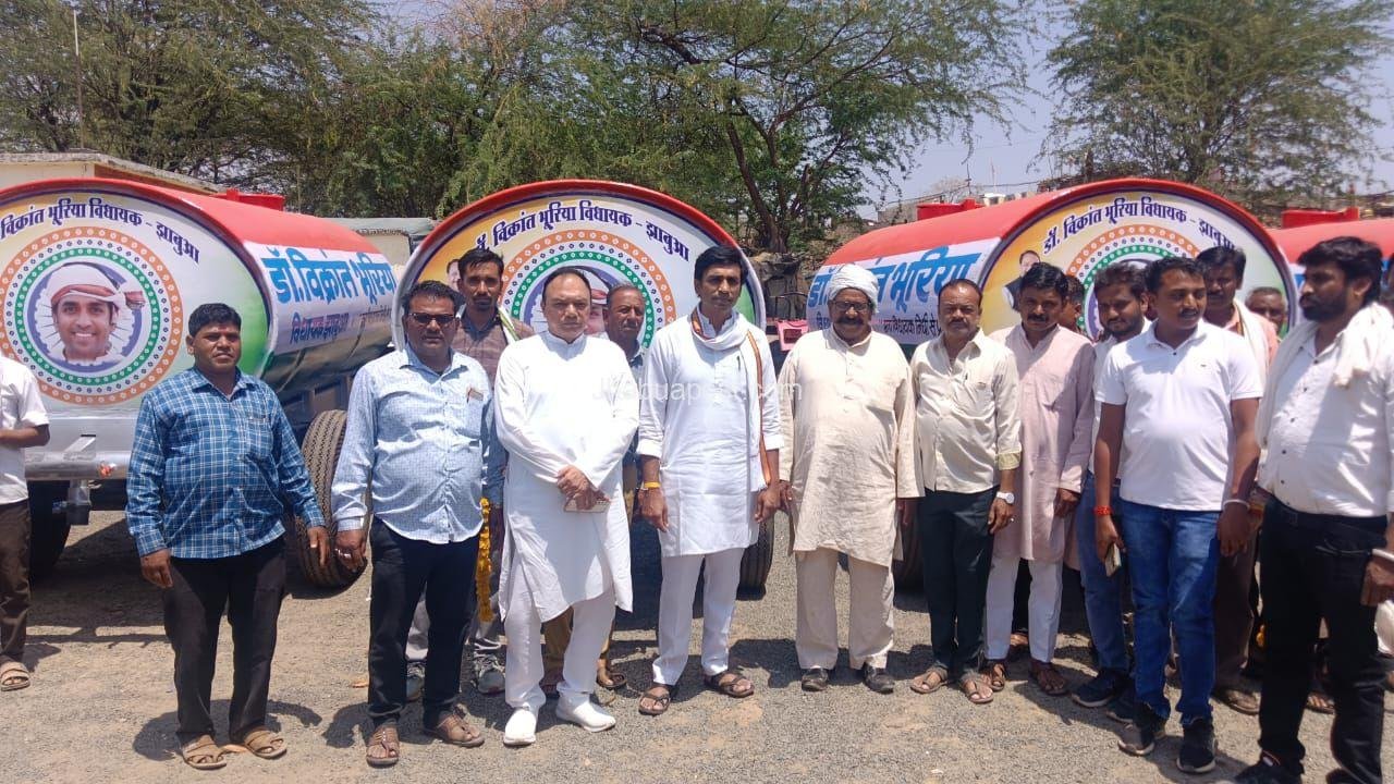 डॉ विक्रांत भूरिया ने राणापुर में वितरित किए पानी के टैंकर, ग्रामीणों को मिली गर्मी में राहत 4 img 20250419 wa01148799710635608572351