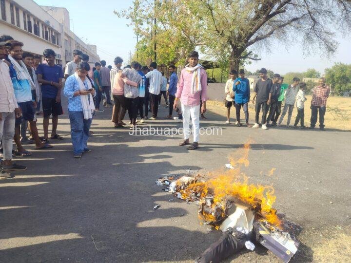 Jhabua: पुतला दहन कर ABVP ने जताया आक्रोश, पहलगाम आतंकी हमले के विरोध में किया प्रदर्शन 1 img 20250424 wa00285555144210276792584