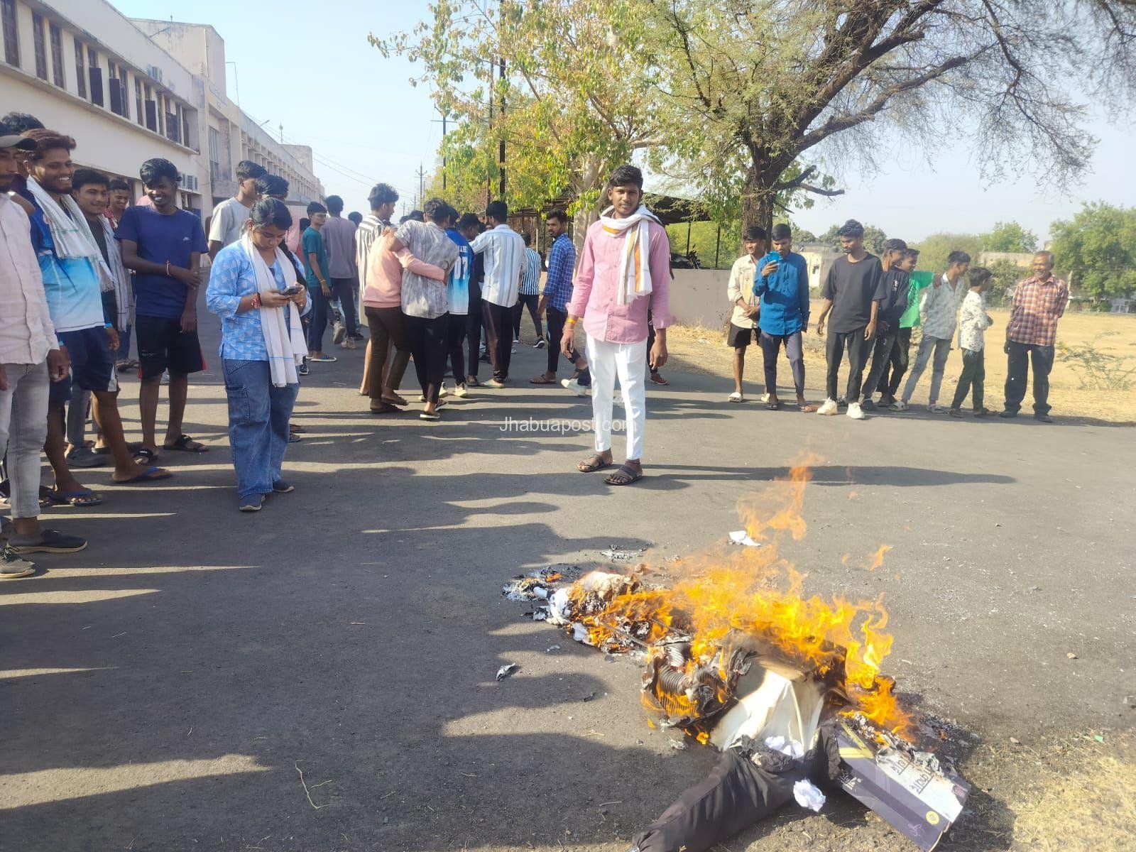 Jhabua: पुतला दहन कर ABVP ने जताया आक्रोश, पहलगाम आतंकी हमले के विरोध में किया प्रदर्शन 4 img 20250424 wa00285555144210276792584