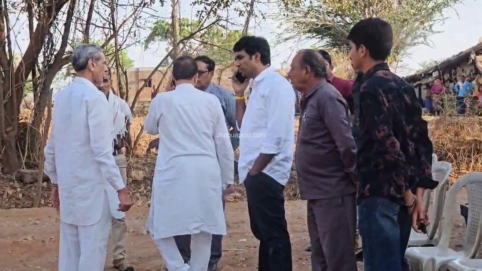 आग से पीडित परिवार, विधायक ने दी आर्थिक सहायता! 5 screenshot 20250415 223439 whatsapp6676347221686278257