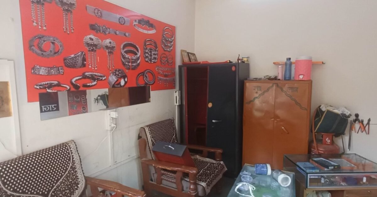 झाबुआ शहर के बीचों-बीच ज्वेलर्स की दुकान में चोरी, पुलिस गश्ती पर उठे सवाल 2 screenshot 20250416 085903 gallery2757655676562087158