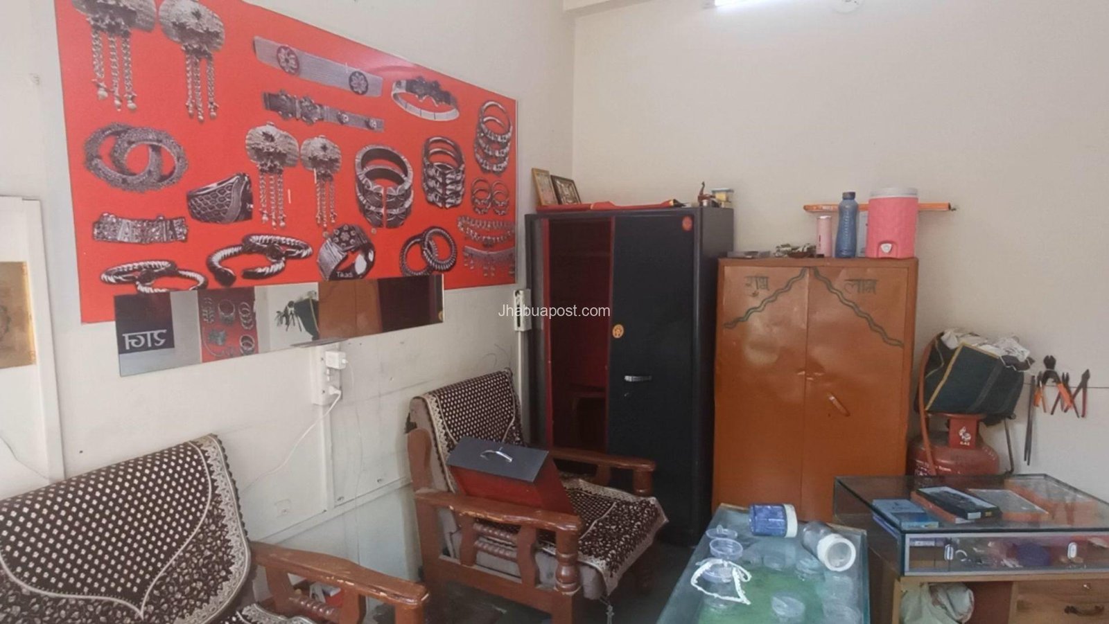 झाबुआ शहर के बीचों-बीच ज्वेलर्स की दुकान में चोरी, पुलिस गश्ती पर उठे सवाल 4 screenshot 20250416 085903 gallery2757655676562087158