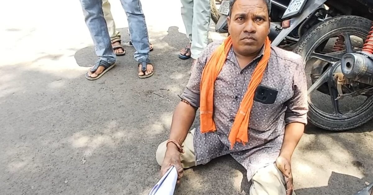 सरकारी भूमि पर वर्षों से रह रहे दिव्यांग आदिवासी को हटाने की तैयारी, सूची लेकर पहुंचा फरियादी 1 नहीं सभी 30 को हटाओ! 1 screenshot 20250423 175135 gallery3589298067921225143