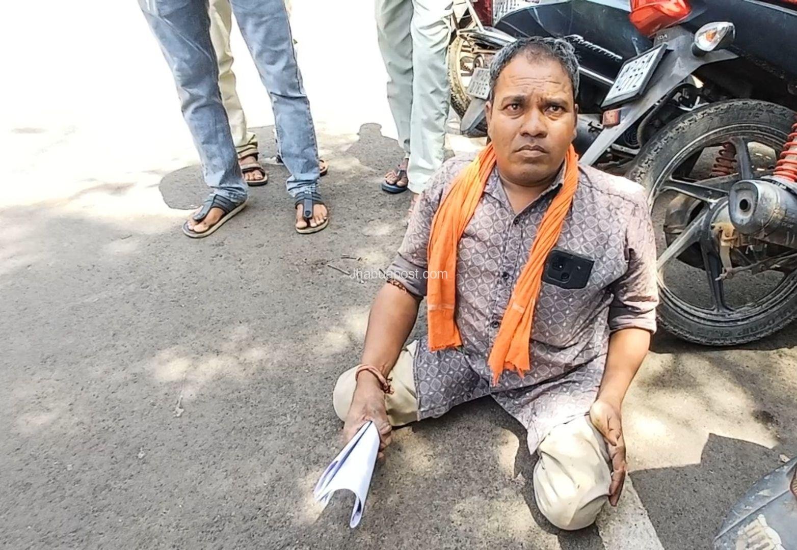 सरकारी भूमि पर वर्षों से रह रहे दिव्यांग आदिवासी को हटाने की तैयारी, सूची लेकर पहुंचा फरियादी 1 नहीं सभी 30 को हटाओ! 6 screenshot 20250423 175135 gallery3589298067921225143