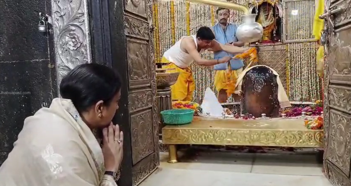 स्मृति ईरानी बाबा महाकाल के दरबार में ।