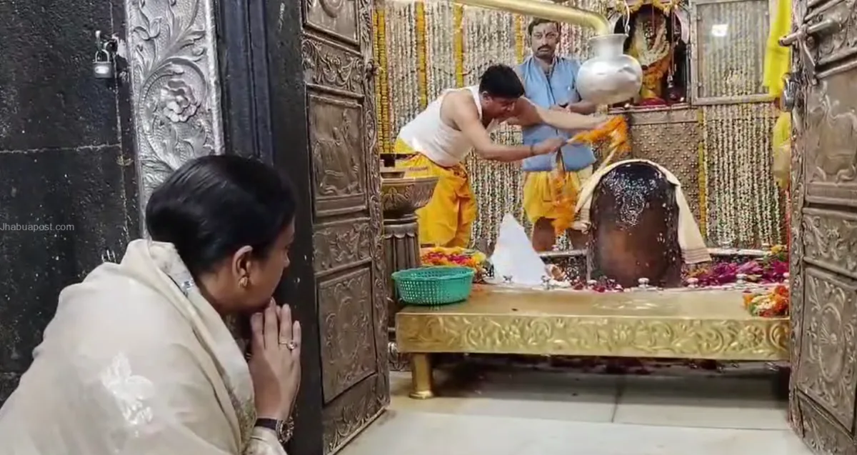 स्मृति ईरानी ने बाबा महाकाल के दर्शन किए, शहीद सैनिकों के लिए की प्रार्थना 1 स्मृति ईरानी बाबा महाकाल के दरबार में ।