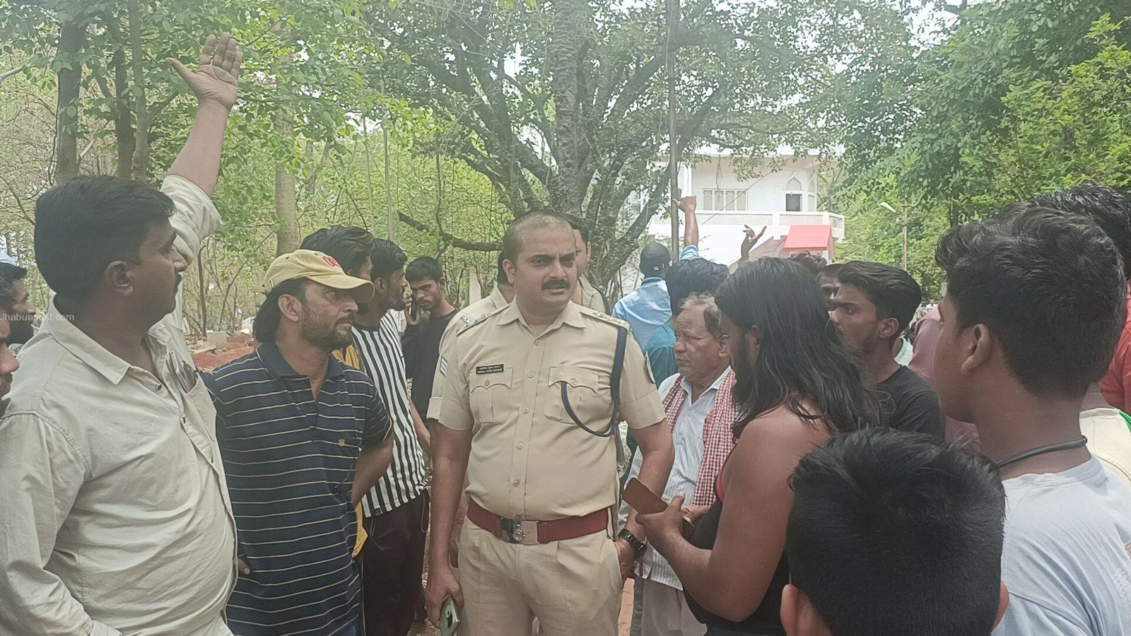 KHANDAWA: तीन महिलाओं की कब्रों के साथ छेड़छाड़, तांत्रिक क्रिया या घिनौनी हरकत की आशंका 3 img 20250521 wa00107631867296116198665