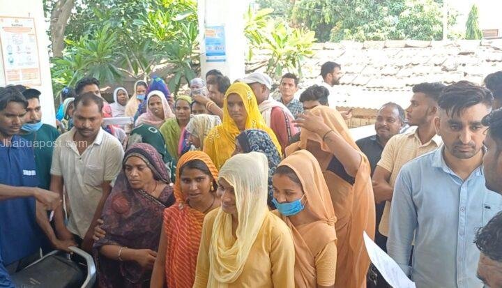 समय पर वेतन नहीं मिलने से नाराज झाबुआ जिला अस्पताल के सफाई कर्मचारी हड़ताल पर 2 screenshot 20250517 164614 gallery3763921965110781201