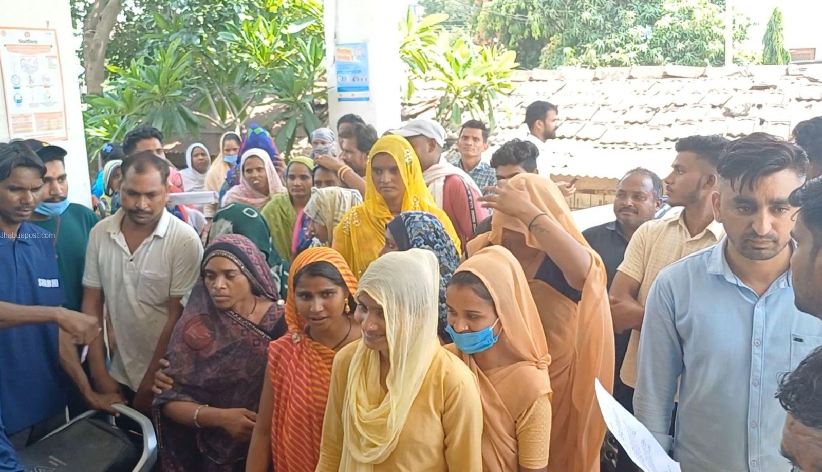 समय पर वेतन नहीं मिलने से नाराज झाबुआ जिला अस्पताल के सफाई कर्मचारी हड़ताल पर 9 screenshot 20250517 164614 gallery3763921965110781201