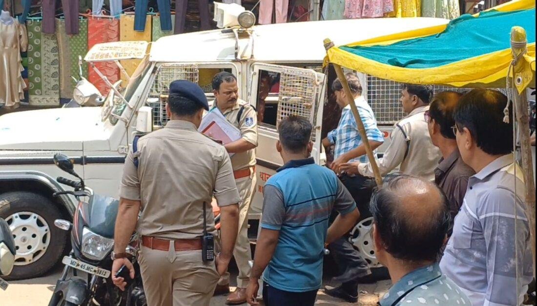 झाबुआ: सल्फास की गोली खाने से महिला की मौत, मेडिकल स्टोर संचालक गिरफ्तार, दुकान सील 1 screenshot 20250517 164747 gallery4122820815570453013