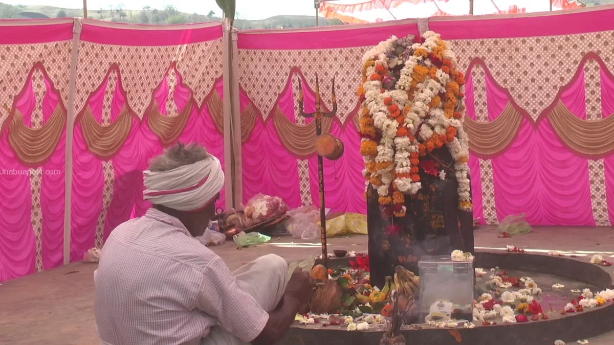 झाबुआ के कुशलपुरा में 1500 साल पुराना शिवलिंग, प्रशासन और जनप्रतिनिधियों की अनदेखी शिकार 1 1500 साल पुराना शिव मंदिर
