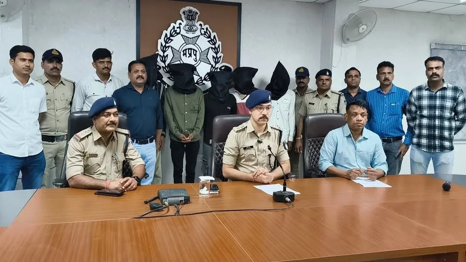 आलोट में बड़ी मादक पदार्थ कार्रवाई: 100 ग्राम एमडीएमए के साथ 5 आरोपी गिरफ्तार, 14.83 लाख का माल जब्त 1 आलोट में बड़ी मादक पदार्थ कार्रवाई: 100 ग्राम एमडीएमए के साथ 5 आरोपी गिरफ्तार, 14.83 लाख का माल जब्त