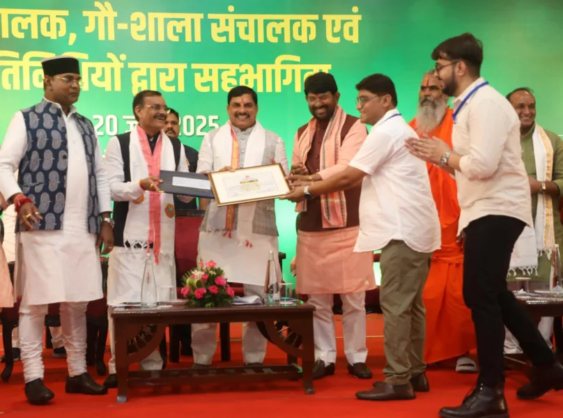 सीएम बोले- मध्यप्रदेश बनेगा देश की डेयरी कैपिटल, हर ब्लॉक में बनेगा वृंदावन ग्राम . 1 सीएम मोहन यादव गौशाला सम्मेलन में ।