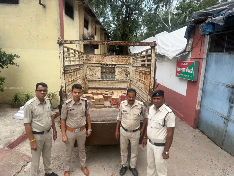 झाबुआ में पिकअप से 156 लीटर अवैध शराब पकड़ी 1 झाबुआ में अवैध शराब पकड़ी ।