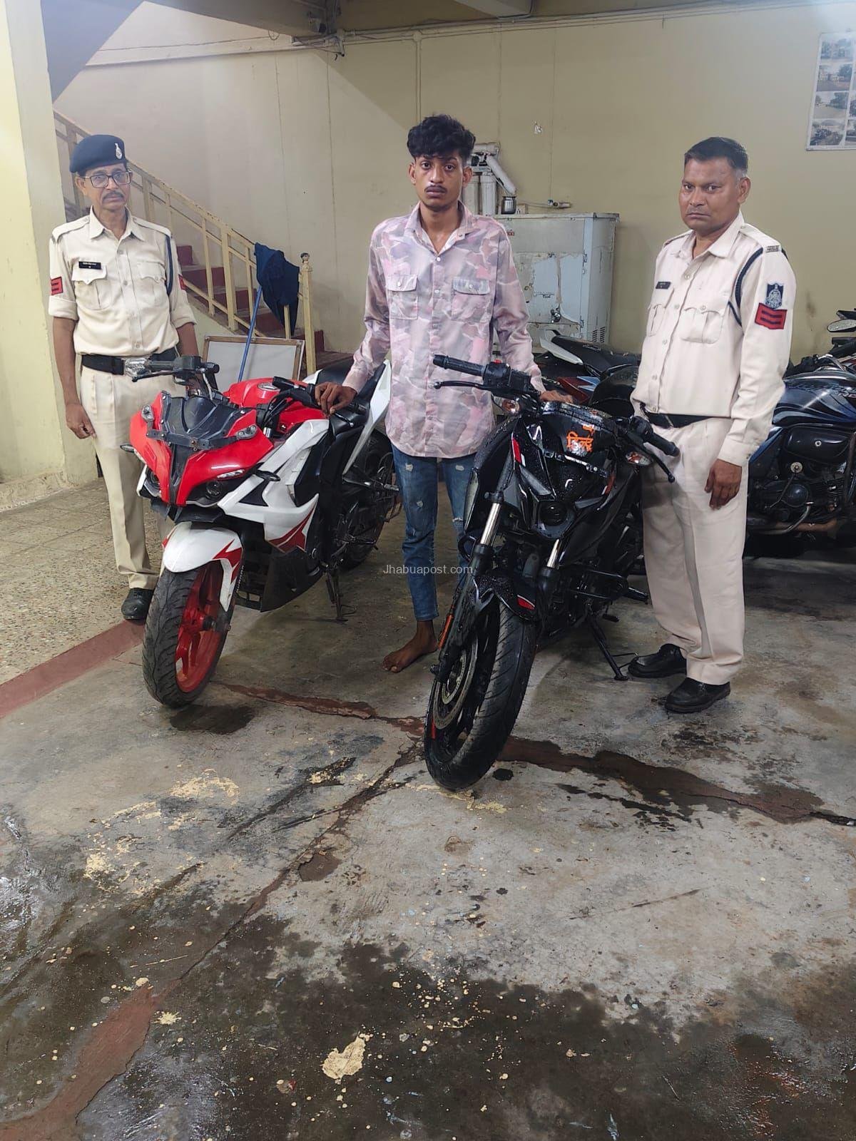 बाइक चोर पुलिस के हत्थे चढ़ा, 3 मोटरसाइकिल बरामद 1 बाइक चोर चढ़ा पुलिस के हत्थे ।