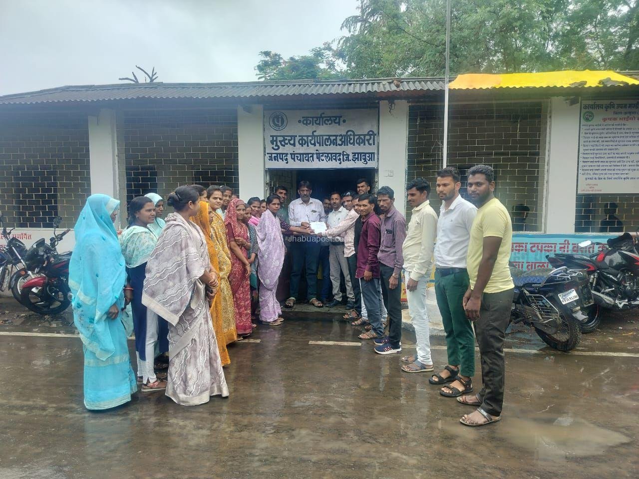 पेसा मोबिलाइज़र : 4 माह से मानदेय न मिलने से नाराज़, झाबुआ में अनिश्चितकालीन हड़ताल शुरू 6 img 20250618 wa00224136014781327312660