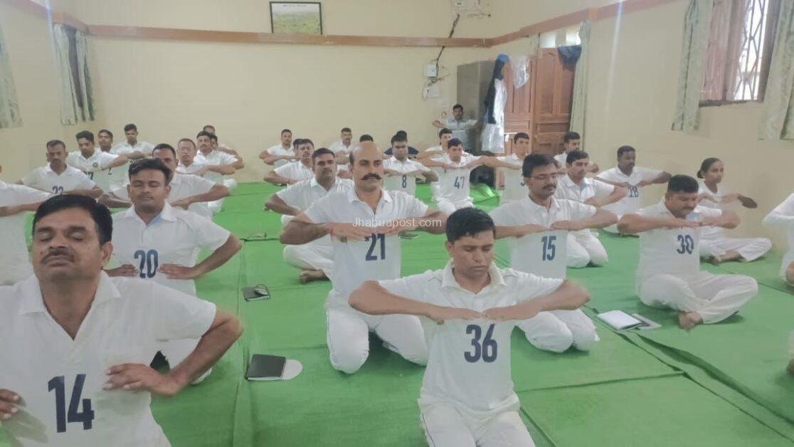 अंतरराष्ट्रीय योग दिवस पर झाबुआ के वन विद्यालय में हुआ योगाभ्यास 3 img 20250621 wa00232723845956740948288