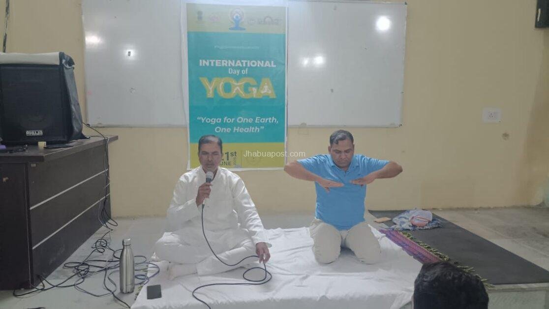 अंतरराष्ट्रीय योग दिवस पर झाबुआ के वन विद्यालय में हुआ योगाभ्यास 2 img 20250621 wa00284346716362842874474