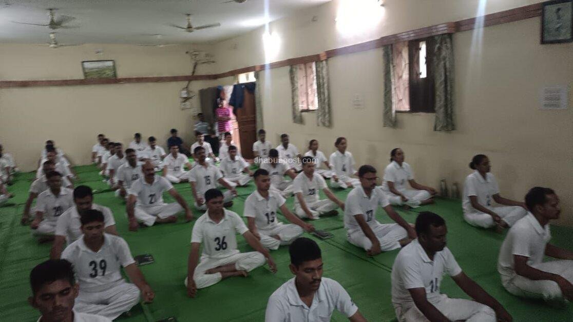 अंतरराष्ट्रीय योग दिवस पर झाबुआ के वन विद्यालय में हुआ योगाभ्यास 1 img 20250621 wa00305395410413116155322