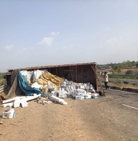 आयसर वाहन पलटा, लोग सामान ले गए । 10 inshot 20250606 1959389227371379119109933935 e1749220297691