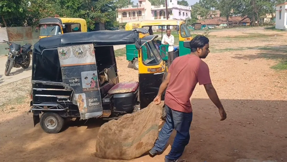 झाबुआ में ऑटो से अवैध मांस परिवहन : हिंदू संगठन कार्यकर्ताओं ने पकड़ा, लैब में जांच के लिए भेजे जाएंगे नमूने । 1 झाबुआ में अवैध मांस परिवहन, बजरंग दल ने पकड़ा ऑटो